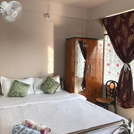 Living Roots Lodge 체라푼지 외부 사진